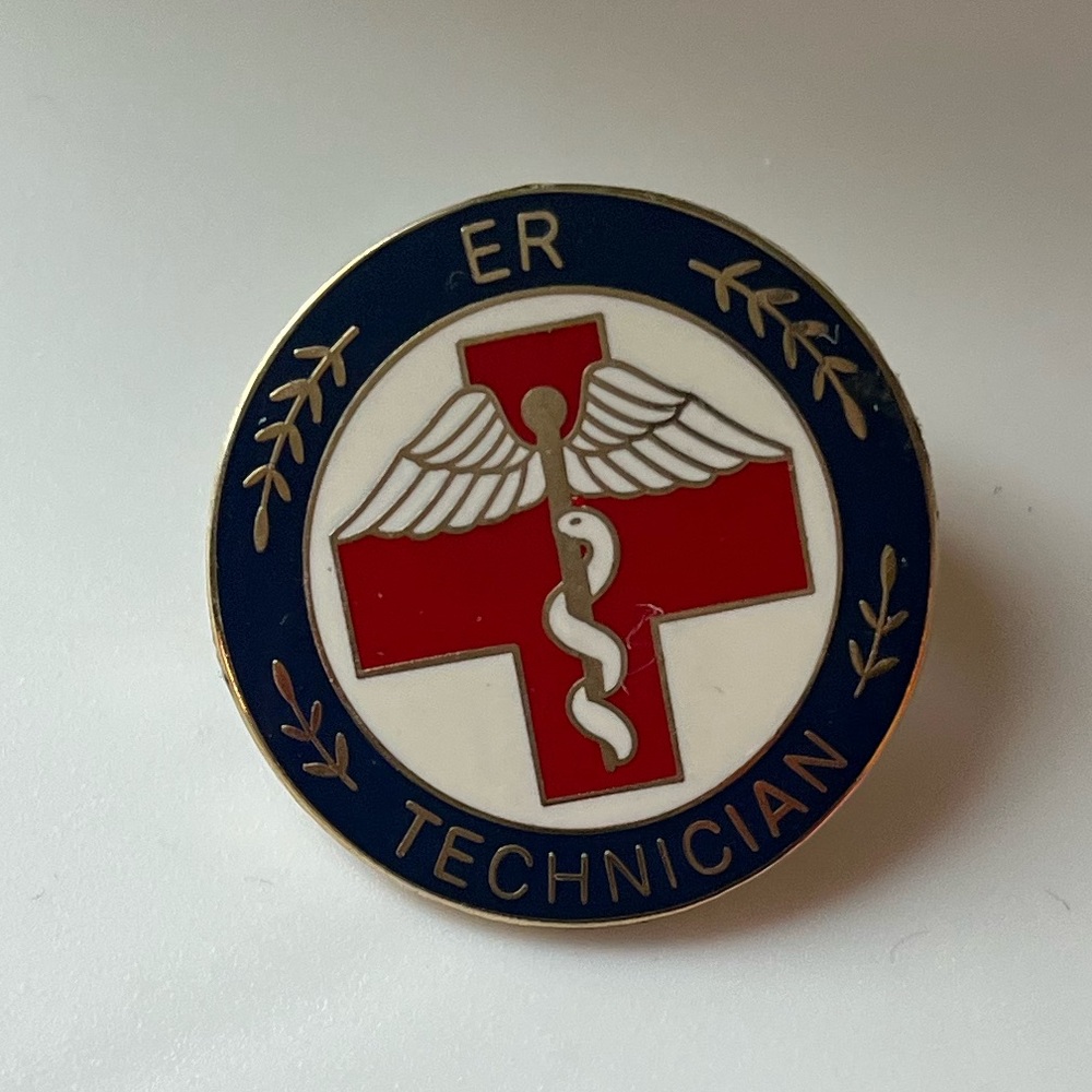 EMERGENCY ROOM MEDICAL TECHNICIAN EMT LAPEL PIN - Picture 3 of 4